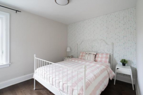 Bright and Quiet Bedroom near Subway, Koreatown and UofT